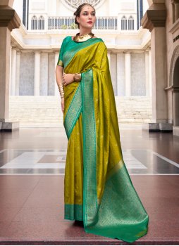 Alluring Traditional Saree For Festival