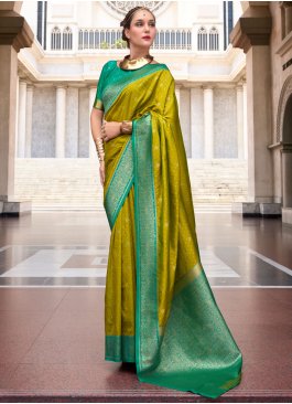 Alluring Traditional Saree For Festival
